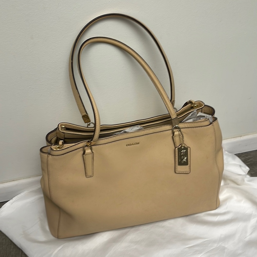 Vintage1990s authentic designer coach shoulder tote bag in camel leather